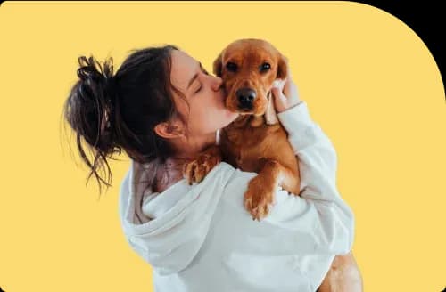 une femme qui fait un bisou à son chien